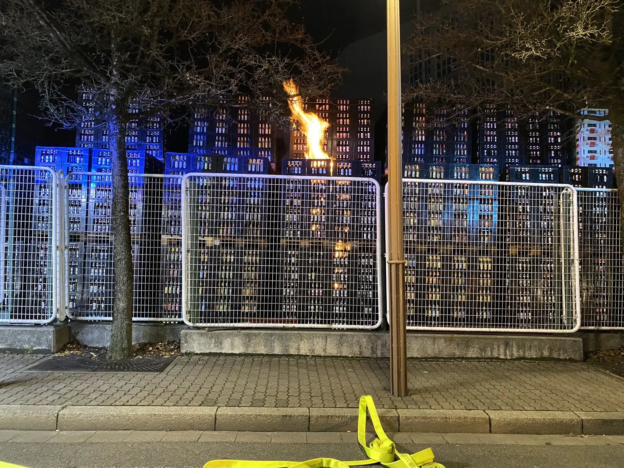 Brand-bei-Park-Bellheimer-Leergutk-sten-stehen-in-Flammen