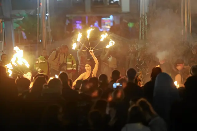 Feuershow beim Halloween-Umzug in Pirmasens. | Foto: Norbert Scharf