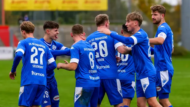 Blau-weiße Freude: Der FK Pirmasens bestätigt in Ludwigshafen seine Spitzenform in der Oberliga. | Foto: Erik Stegner