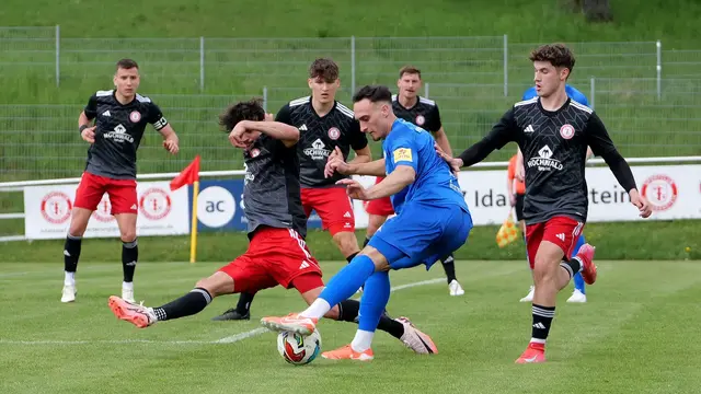 Kehrt Michael Müller (am Ball) nach seiner Knieverletzung bereits heute gegen Arminia Ludwigshafen in die Startelf des FK Pirmasens zurück? Die Chancen dafür stehen gut. | Foto: Erik Stegner