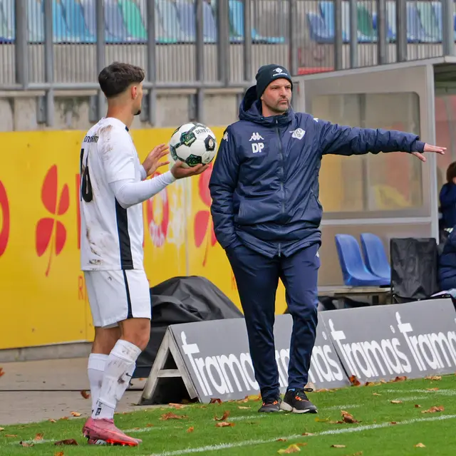 FKP-Trainer Daniel Paulus gibt an der Seitenlinie Anweisungen – sein Team setzte sich in Ludwigshafen souverän durch. | Foto: Erik Stegner