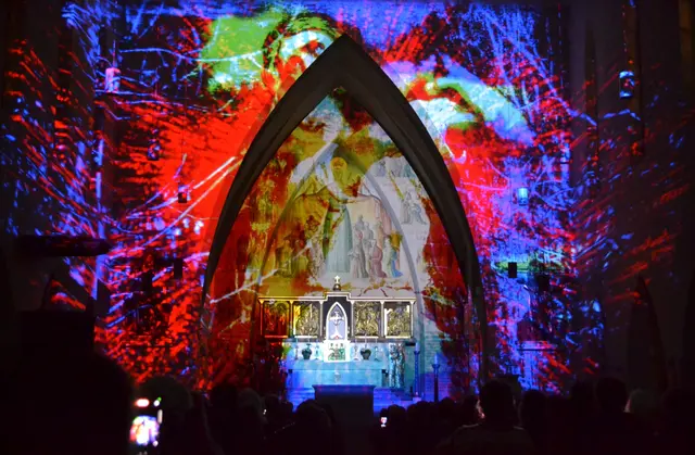 Lichtkunst: Die Lichtoper „NachtPfade – ZwischenWelten“ in der Katholischen Kirche Maria Schutz in Kaiserslautern | Foto: Frank Schäfer