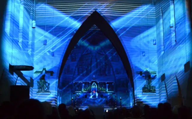 Lichtkunst: Die Lichtoper „NachtPfade – ZwischenWelten“ in der Katholischen Kirche Maria Schutz in Kaiserslautern | Foto: Frank Schäfer