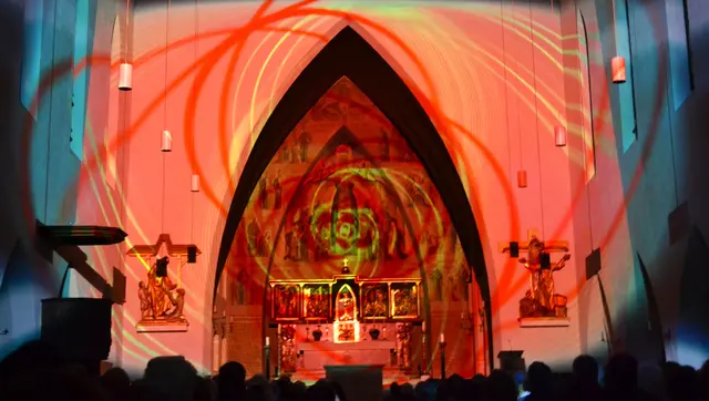 Lichtkunst: Die Lichtoper „NachtPfade – ZwischenWelten“ in der Katholischen Kirche Maria Schutz in Kaiserslautern | Foto: Frank Schäfer