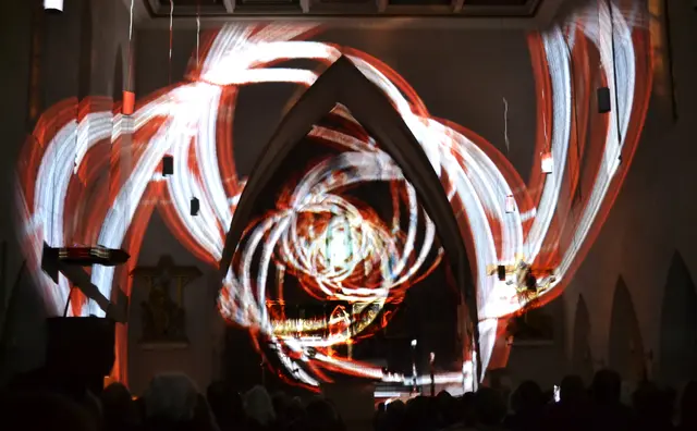 Lichtkunst: Die Lichtoper „NachtPfade – ZwischenWelten“ in der Katholischen Kirche Maria Schutz in Kaiserslautern | Foto: Frank Schäfer