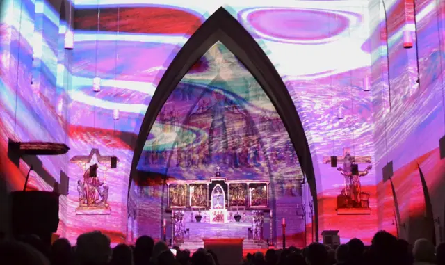 Lichtkunst: Die Lichtoper „NachtPfade – ZwischenWelten“ in der Katholischen Kirche Maria Schutz in Kaiserslautern | Foto: Frank Schäfer