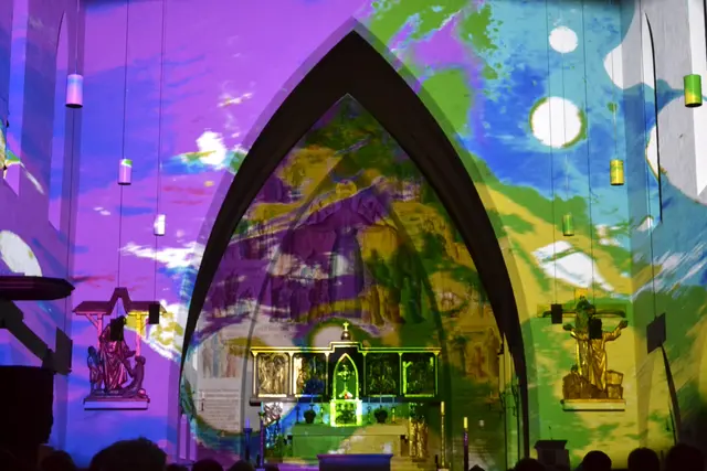 Lichtkunst: Die Lichtoper „NachtPfade – ZwischenWelten“ in der Katholischen Kirche Maria Schutz in Kaiserslautern | Foto: Frank Schäfer