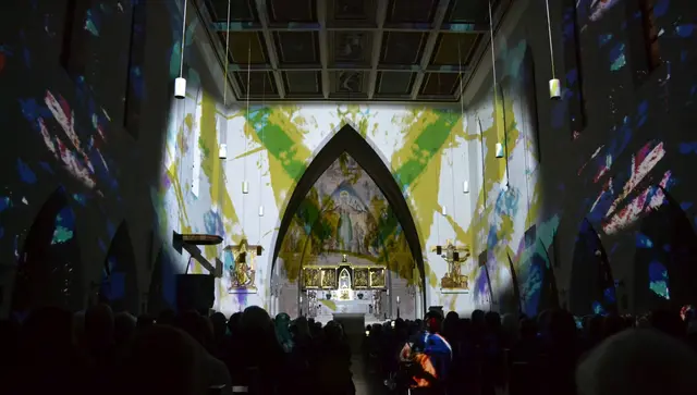 Lichtkunst: Die Lichtoper „NachtPfade – ZwischenWelten“ in der Katholischen Kirche Maria Schutz in Kaiserslautern | Foto: Frank Schäfer