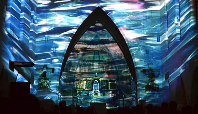 Lichtkunst: Die Lichtoper „NachtPfade – ZwischenWelten“ in der Katholischen Kirche Maria Schutz in Kaiserslautern | Foto: Frank Schäfer