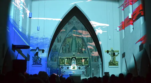 Lichtkunst: Die Lichtoper „NachtPfade – ZwischenWelten“ in der Katholischen Kirche Maria Schutz in Kaiserslautern | Foto: Frank Schäfer