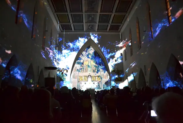 Lichtkunst: Die Lichtoper „NachtPfade – ZwischenWelten“ in der Katholischen Kirche Maria Schutz in Kaiserslautern | Foto: Frank Schäfer