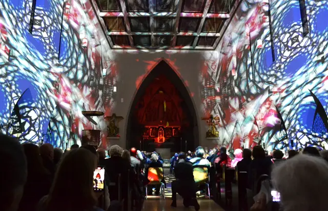 Lichtkunst: Die Lichtoper „NachtPfade – ZwischenWelten“ in der Katholischen Kirche Maria Schutz in Kaiserslautern | Foto: Frank Schäfer