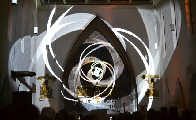 Lichtkunst: Die Lichtoper „NachtPfade – ZwischenWelten“ in der Katholischen Kirche Maria Schutz in Kaiserslautern | Foto: Frank Schäfer