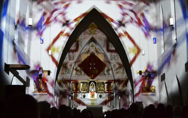Lichtkunst: Die Lichtoper „NachtPfade – ZwischenWelten“ in der Katholischen Kirche Maria Schutz in Kaiserslautern | Foto: Frank Schäfer