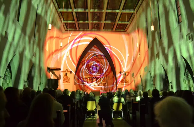 Lichtkunst: Die Lichtoper „NachtPfade – ZwischenWelten“ in der Katholischen Kirche Maria Schutz in Kaiserslautern | Foto: Frank Schäfer