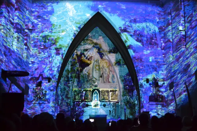 Lichtkunst: Die Lichtoper „NachtPfade – ZwischenWelten“ in der Katholischen Kirche Maria Schutz in Kaiserslautern | Foto: Frank Schäfer