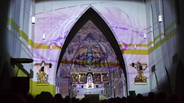 Lichtkunst: Die Lichtoper „NachtPfade – ZwischenWelten“ in der Katholischen Kirche Maria Schutz in Kaiserslautern | Foto: Frank Schäfer