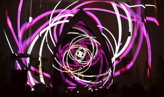 Lichtkunst: Die Lichtoper „NachtPfade – ZwischenWelten“ in der Katholischen Kirche Maria Schutz in Kaiserslautern | Foto: Frank Schäfer