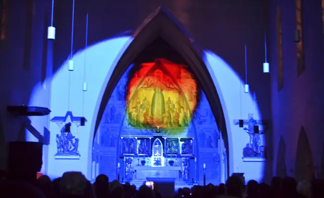Lichtkunst: Die Lichtoper „NachtPfade – ZwischenWelten“ in der Katholischen Kirche Maria Schutz in Kaiserslautern | Foto: Frank Schäfer