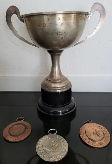 Siegerpokal mit den 3 Medaillen  | Foto: Rudi Birkmeyer