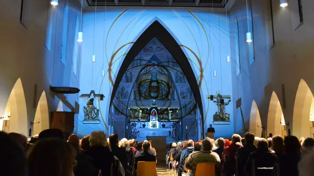 Lichtkunst: Die Lichtoper „NachtPfade – ZwischenWelten“ in der Katholischen Kirche Maria Schutz in Kaiserslautern | Foto: Frank Schäfer