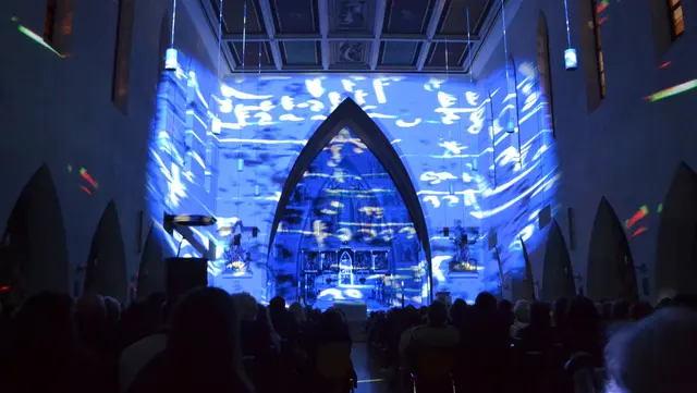 Lichtkunst: Die Lichtoper „NachtPfade – ZwischenWelten“ in der Katholischen Kirche Maria Schutz in Kaiserslautern | Foto: Frank Schäfer