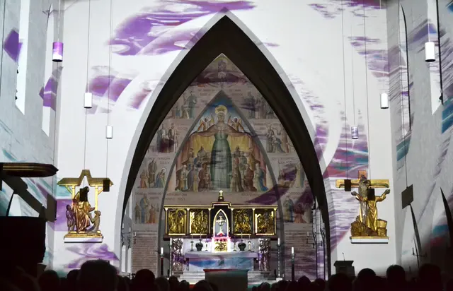 Lichtkunst: Die Lichtoper „NachtPfade – ZwischenWelten“ in der Katholischen Kirche Maria Schutz in Kaiserslautern | Foto: Frank Schäfer