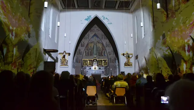Lichtkunst: Die Lichtoper „NachtPfade – ZwischenWelten“ in der Katholischen Kirche Maria Schutz in Kaiserslautern | Foto: Frank Schäfer