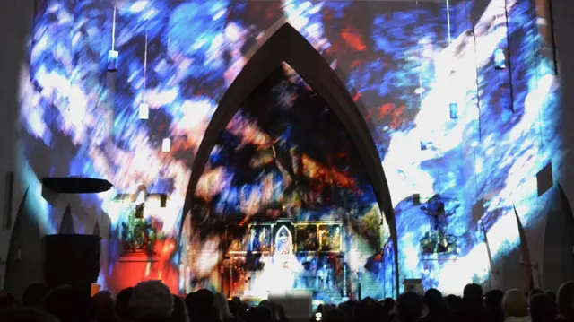 Lichtkunst: Die Lichtoper „NachtPfade – ZwischenWelten“ in der Katholischen Kirche Maria Schutz in Kaiserslautern | Foto: Frank Schäfer