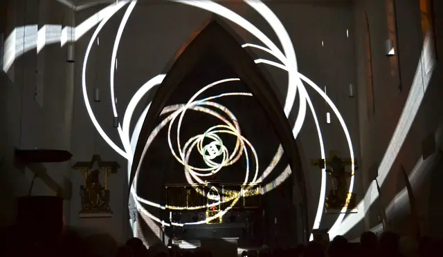 Lichtkunst: Die Lichtoper „NachtPfade – ZwischenWelten“ in der Katholischen Kirche Maria Schutz in Kaiserslautern | Foto: Frank Schäfer