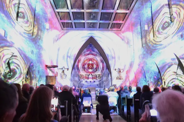 Lichtkunst: Die Lichtoper „NachtPfade – ZwischenWelten“ in der Katholischen Kirche Maria Schutz in Kaiserslautern | Foto: Frank Schäfer