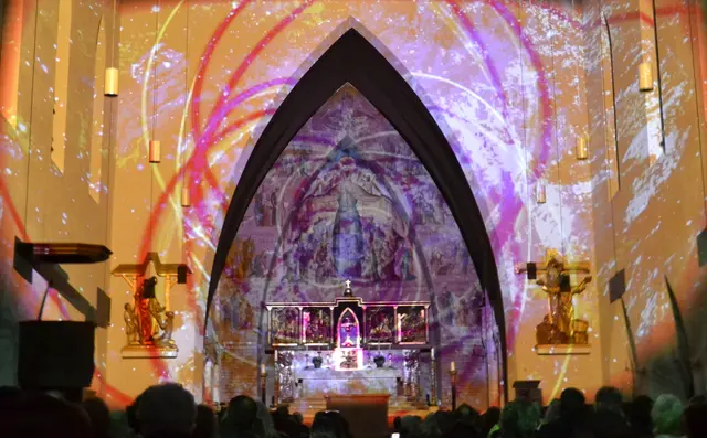 Lichtkunst: Die Lichtoper „NachtPfade – ZwischenWelten“ in der Katholischen Kirche Maria Schutz in Kaiserslautern | Foto: Frank Schäfer