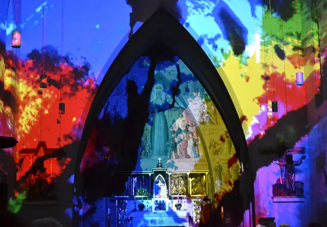 Lichtkunst: Die Lichtoper „NachtPfade – ZwischenWelten“ in der Katholischen Kirche Maria Schutz in Kaiserslautern | Foto: Frank Schäfer