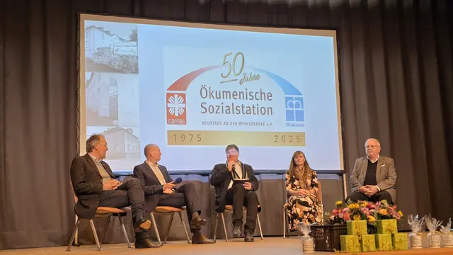 Kreisbeigeordneter Georg Kern , Bürgermeister Stefan Ulrich, Moderator Michael Landgraf, Bürgermeisterin Gabriele Flach und Landrat Hans-Ulrich Ihlenfeld | Foto: Ökumenische Sozialstation NW