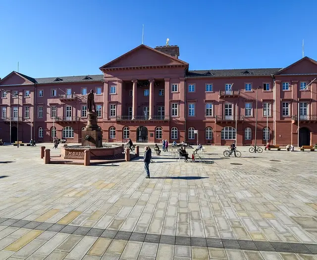 Blick auf das Karlsuher Rathaus am Marktplatz: In Zeiten sehr angespannter Haushaltslage muss in vielen Bereichen gespart werden. Die Stadt informiert nun | Foto: Stadt Karlsruhe, Monika Müller-Gmelin