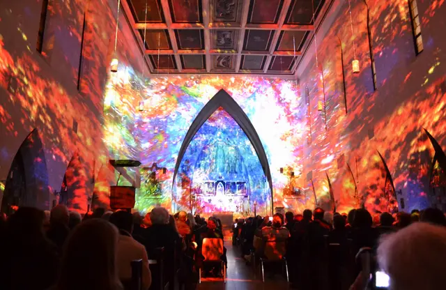 Lichtkunst: Die Lichtoper „NachtPfade – ZwischenWelten“ in der Katholischen Kirche Maria Schutz in Kaiserslautern | Foto: Frank Schäfer