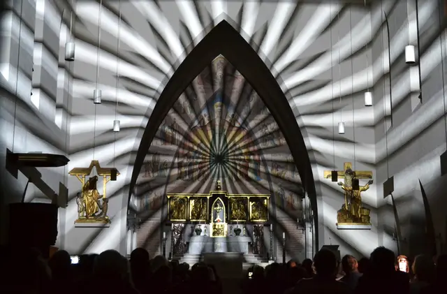 Lichtkunst: Die Lichtoper „NachtPfade – ZwischenWelten“ in der Katholischen Kirche Maria Schutz in Kaiserslautern | Foto: Frank Schäfer