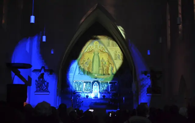 Lichtkunst: Die Lichtoper „NachtPfade – ZwischenWelten“ in der Katholischen Kirche Maria Schutz in Kaiserslautern | Foto: Frank Schäfer