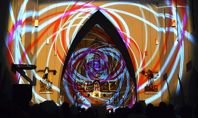 Lichtkunst: Die Lichtoper „NachtPfade – ZwischenWelten“ in der Katholischen Kirche Maria Schutz in Kaiserslautern | Foto: Frank Schäfer