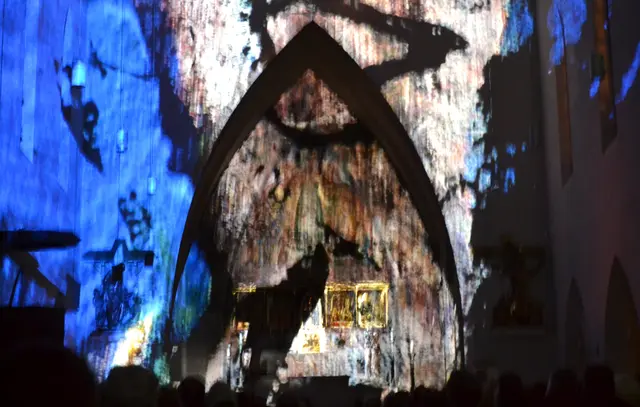 Lichtkunst: Die Lichtoper „NachtPfade – ZwischenWelten“ in der Katholischen Kirche Maria Schutz in Kaiserslautern | Foto: Frank Schäfer