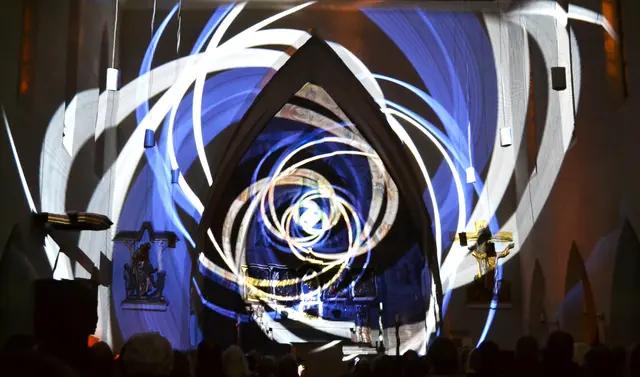 Lichtkunst: Die Lichtoper „NachtPfade – ZwischenWelten“ in der Katholischen Kirche Maria Schutz in Kaiserslautern | Foto: Frank Schäfer