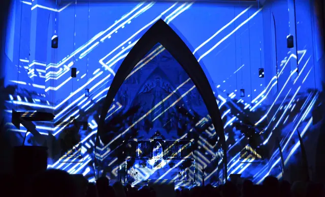 Lichtkunst: Die Lichtoper „NachtPfade – ZwischenWelten“ in der Katholischen Kirche Maria Schutz in Kaiserslautern | Foto: Frank Schäfer