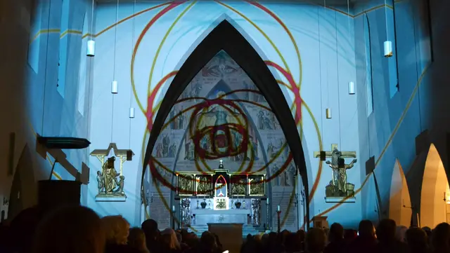 Lichtkunst: Die Lichtoper „NachtPfade – ZwischenWelten“ in der Katholischen Kirche Maria Schutz in Kaiserslautern | Foto: Frank Schäfer