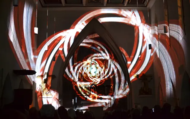 Lichtkunst: Die Lichtoper „NachtPfade – ZwischenWelten“ in der Katholischen Kirche Maria Schutz in Kaiserslautern | Foto: Frank Schäfer