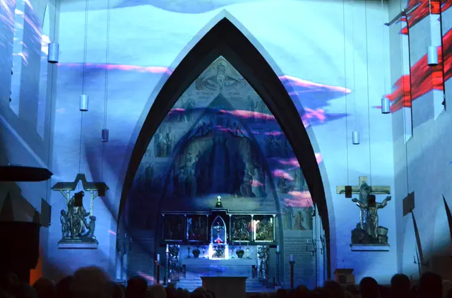 Lichtkunst: Die Lichtoper „NachtPfade – ZwischenWelten“ in der Katholischen Kirche Maria Schutz in Kaiserslautern | Foto: Frank Schäfer