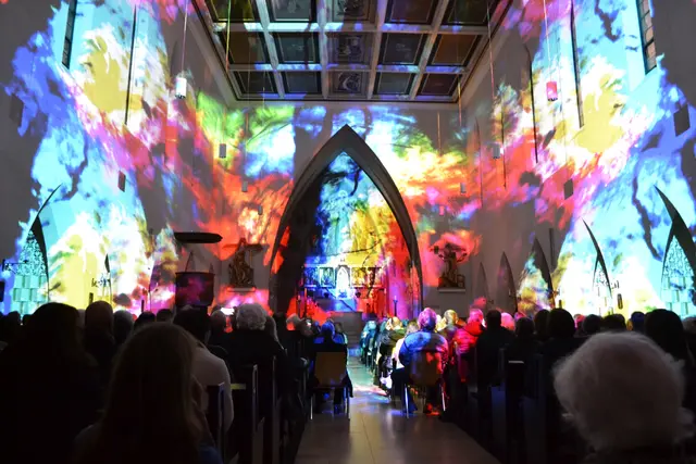 Lichtkunst: Die Lichtoper „NachtPfade – ZwischenWelten“ in der Katholischen Kirche Maria Schutz in Kaiserslautern | Foto: Frank Schäfer