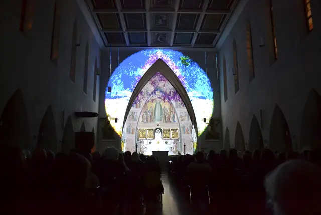 Lichtkunst: Die Lichtoper „NachtPfade – ZwischenWelten“ in der Katholischen Kirche Maria Schutz in Kaiserslautern | Foto: Frank Schäfer