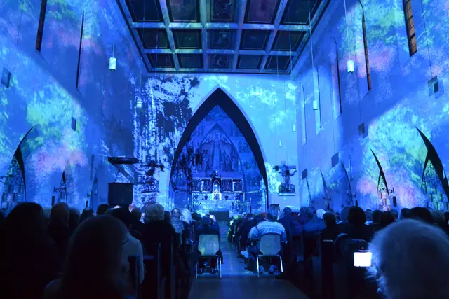 Lichtkunst: Die Lichtoper „NachtPfade – ZwischenWelten“ in der Katholischen Kirche Maria Schutz in Kaiserslautern | Foto: Frank Schäfer