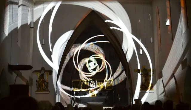 Lichtkunst: Die Lichtoper „NachtPfade – ZwischenWelten“ in der Katholischen Kirche Maria Schutz in Kaiserslautern | Foto: Frank Schäfer