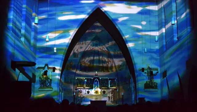 Lichtkunst: Die Lichtoper „NachtPfade – ZwischenWelten“ in der Katholischen Kirche Maria Schutz in Kaiserslautern | Foto: Frank Schäfer
